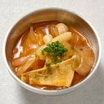 ・トッポギ：モチモチ食感と旨辛ソースの王道屋台味。
・チーズトッポギ：濃厚チーズと甘辛ソースのやみつきコラボ。