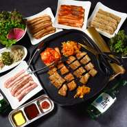厚切りの三枚肉を歯におかずや薬味と一緒に包んで食べる慶州地方の名物料理です。