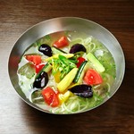素揚げした彩り夏野菜に青唐辛子のさわやかな辛さが後引く美味しさです。