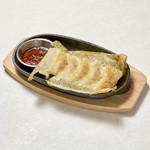 羽根付熱々鉄板で提供する香ばしい逸品。