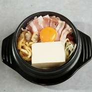 味噌×豚肉でがっつり大満足な純豆腐です
（豚肉・ねぎ・油揚げ・あさり・イカ・白菜・豆腐）
