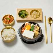 【セット内容】
選べるスンドゥブ、スープ、半熟卵、ナムル6種、キムチ1種

■選べるスンドゥブ
・豚純豆富定
・豚キムチ純豆富定
・豚キムチチーズ純豆富定
・海鮮純豆富定