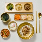 【セット内容】
選べるビビンバ、スープ、半熟卵、ナムル6種、キムチ1種

■選べるビビンバ
・ヘルシービビンバ
・明太子のビビンバ
・トビッコのビビンバ
・牛プルコギのビビンバ