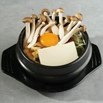 きのこのさっぱりした純豆腐。食欲のないときにもどうぞ！
（きのこ・ねぎ・油揚げ・あさり・イカ・白菜・豆腐）