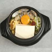 味噌とあさりのうまみ成分が相乗効果で絶品スープに！
（あさり・ねぎ・油揚げ・あさり・イカ・白菜・豆腐）