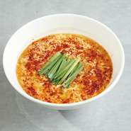唐辛子の辛子と旨味に溶き卵とニンニクを絡めたクセになる旨辛麺