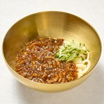 甘辛味噌ダレとモチモチ麺の韓国式黒チャジャン麺。