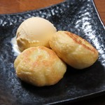 熱々モチモチ生地に甘いバニラアイス。