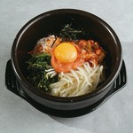 みんな大好き明太子をビビンバ丼にトッピング！明太子のピリ辛がアクセント。