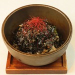 熱々の石焼ビビンバに、香ばしい韓国海苔と濃厚チーズをたっぷりトッピング。混ぜるほどに広がる旨味とコクを、ぜひご堪能ください！