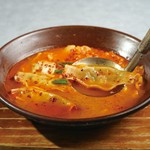 鶏ガラをベースにピリ辛に仕立てたオリジナルの韓国風スープ餃子です。