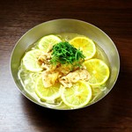 豚しゃぶに粗くおろした大根おろしがさっぱりと国産レモンのスライスをつぶしながらお召し上がりください
