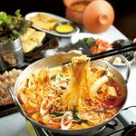 韓国市場の味を再現♪韓国観光気分を味わえる逸品です！トッポギを鍋風にして、ラーメンを加えたものが「ラッポギ」だよ♪