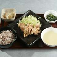 少しニンニク効かせてます。食欲増進！

【セット内容】
・白米or十五穀米
・ナムル2種
・スープ