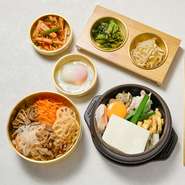 スープとご飯の贅沢な韓国満腹セット。
【セット内容】
選べるスンドゥブ、ハーフビビンバ、半熟卵、ナムル2種、キムチ1種

■選べるスンドゥブ
・豚純豆富
・豚キムチ純豆富
・豚キムチチーズ純豆富
・海鮮純豆富