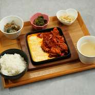 韓国人気NO,1！！甘辛な味がやみつきになるチーズタッカルビ

【セット内容】
・白米or十五穀米
・ナムル2種
・スープ