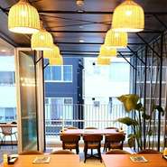 木をふんだんに使用したモダンなデザインの店内。スパイスの香りが異国情緒にあふれ、まさに東南アジアへ旅行をしに来たような感覚にさせてくれます♪