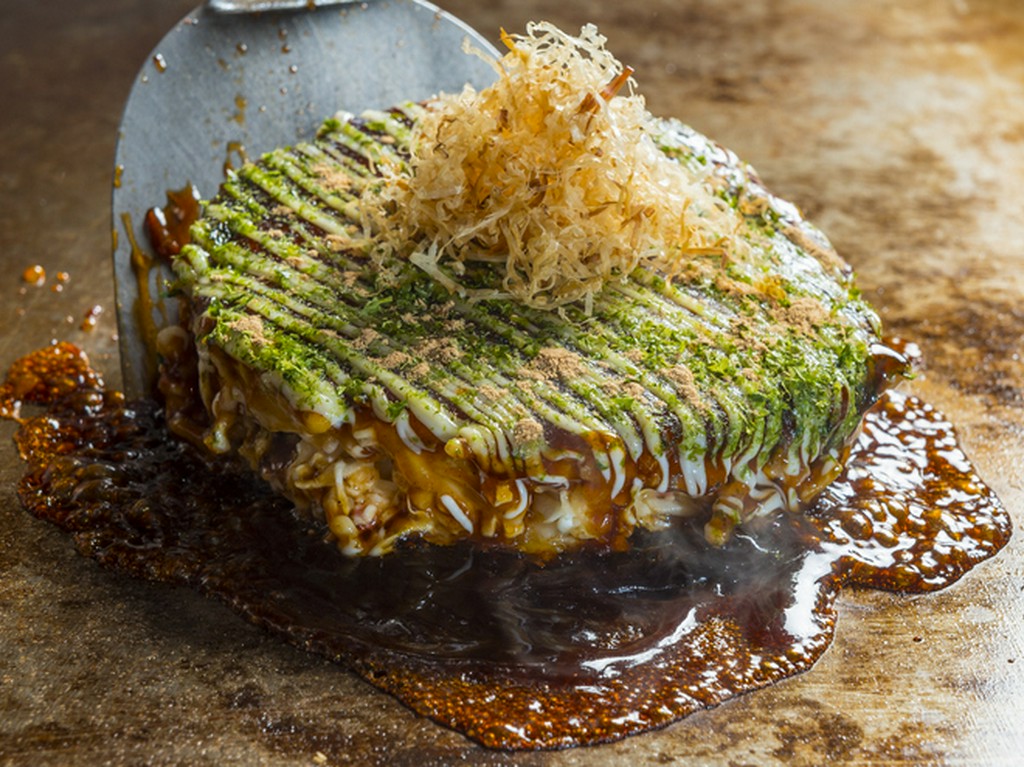 外はカリッと中はふんわりのお好み焼をご家族でお楽しみください