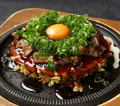 牛すじをふんだんに使用し、青ネギをたっぷりトッピングしたおススメの一品です。