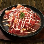 じっくり煮込んだ特製トマトソースの旨味とさっぱりフレッシュトマトの酸味が美味しい創作お好み焼きです。
隠し味のチーズも◎！