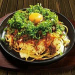 常連様の人気裏メニュー すじ・しゃぶもち・太麺・青ネギ・生卵
お好み焼に焼きそば麺が入っています。