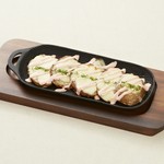 厚切りスライスのじゃがいもにチーズをのせて焼きました。
明太ソースと相性抜群！