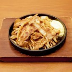 生姜をたっぷり効かせたタレで豚肉と玉ねぎにしっかり絡み合った逸品です。