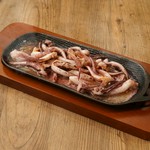 レモンの爽やかさをプラスした「レモンバター」でぷりぷりのイカゲソを焼き上げました。