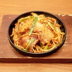 生姜をたっぷりを絡める事で醤油の甘味とキムチに酸味がマッチした王道のおつまみです。