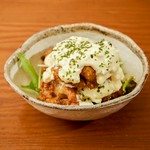 アツアツでカリッとした食感のチキンの上に甘酢のたれとタルタルを組み合わせたオリジナルソースがたっぷりかかっています。