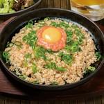 みんな大好き明太子を特製にんにくダレで香ばしく炒めたご飯にトッピング。