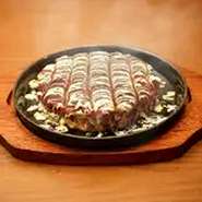 経験を積んだ職人が一枚一枚丁寧に焼き上げてご提供するスタイルです。それぞれの旨味を引き出す焼き方で「外はサクッと、中はふんわり」のお好み焼きをご提供します。