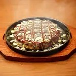 経験を積んだ職人が一枚一枚丁寧に焼き上げてご提供するスタイルです。それぞれの旨味を引き出す焼き方で「外はサクッと、中はふんわり」のお好み焼きをご提供します。