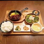 豪華牛ステーキの鉄板焼きが楽しめるランチプラン
