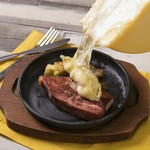 燻製の程よい風味が、濃厚ラクレットチーズの愛称は抜群♪ 
