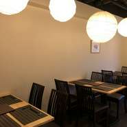 木を基調とした店内は温かみがあり落ち着く空間。オープンキッチンなので開放感もあり、オシャレな雰囲気を存分に楽しめます。