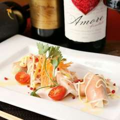 《当店人気NO.1！》フレッシュモッツァレラとアボカドの生ハムロール