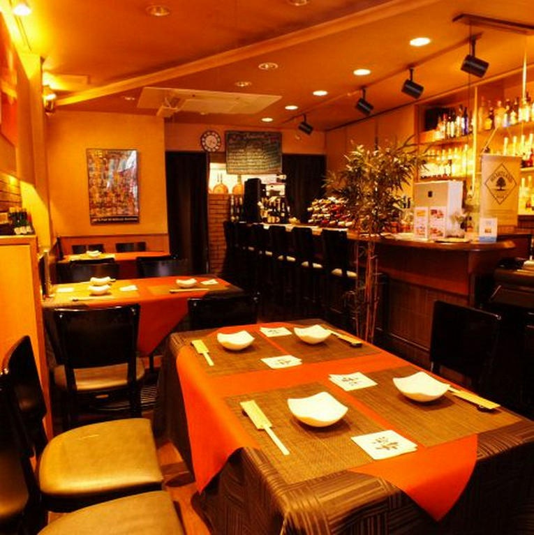 カウンター6席、4名席4卓。レイアウトを変えて団体利用も