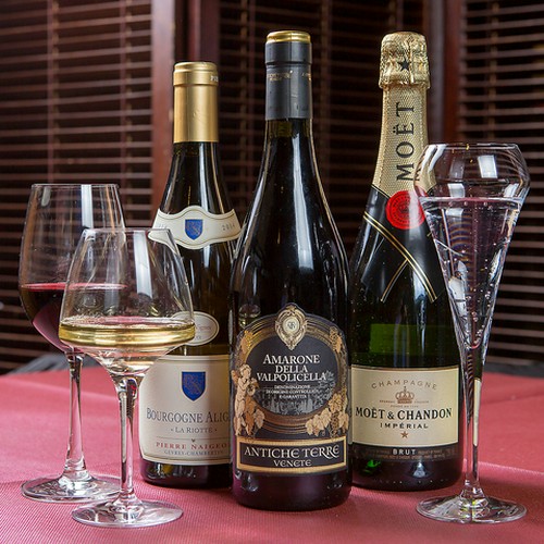 ワインは世界中の銘柄から厳選し30種類以上常備