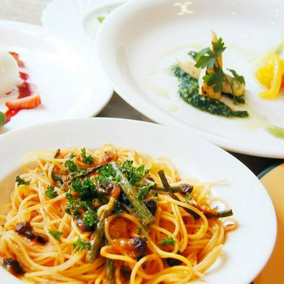  ランチタイムは自家製パン食べ放題♪お得なランチは1500円〜