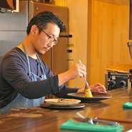 朝早くから夜遅くまで、手間暇を惜しまず野菜をつくり、湧水を汲みに行くという菅田氏。おいしいものを食べて欲しいという一心で、生活のすべてを費やして食材を集め、命を大切にした料理をつくっているそうです。