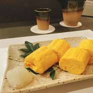 ふわふわのだし巻き玉子は、出汁から料理長がこだわりつくっております。