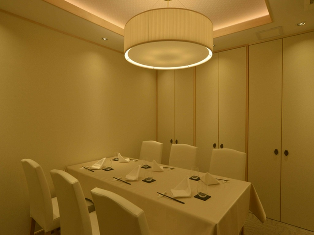 大切な会食に利用できるシンプルモダンな個室