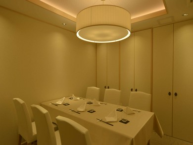 大切な会食に利用できるシンプルモダンな個室