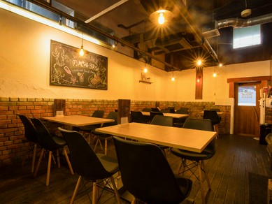 酒蔵の趣きを感じさせるオシャレな雰囲気