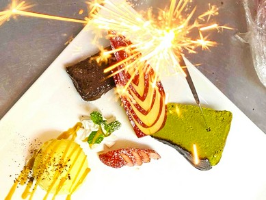 特製デザートプレートで祝福。記念日、誕生日のお祝いに最適