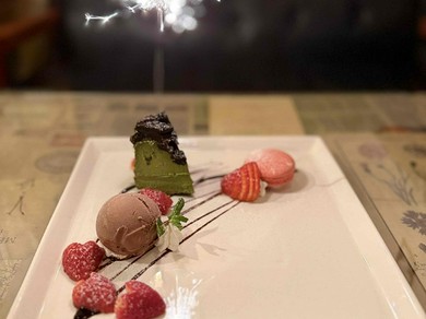 特製デザートプレートで祝福。記念日、誕生日のお祝いに最適