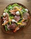 生ハム・モッツァレラチーズ・トマトが入ったシンプルなサラダ。