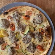 トマト・モッツァレラチーズ・バジルの王道ピザです。コスパ最強！絶品ピザ。