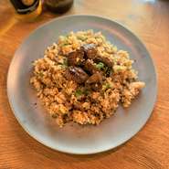 当店のイチオシ！ゴロゴロステーキの乗ったガーリックライス。〆のお食事に！

＊十六穀米使用